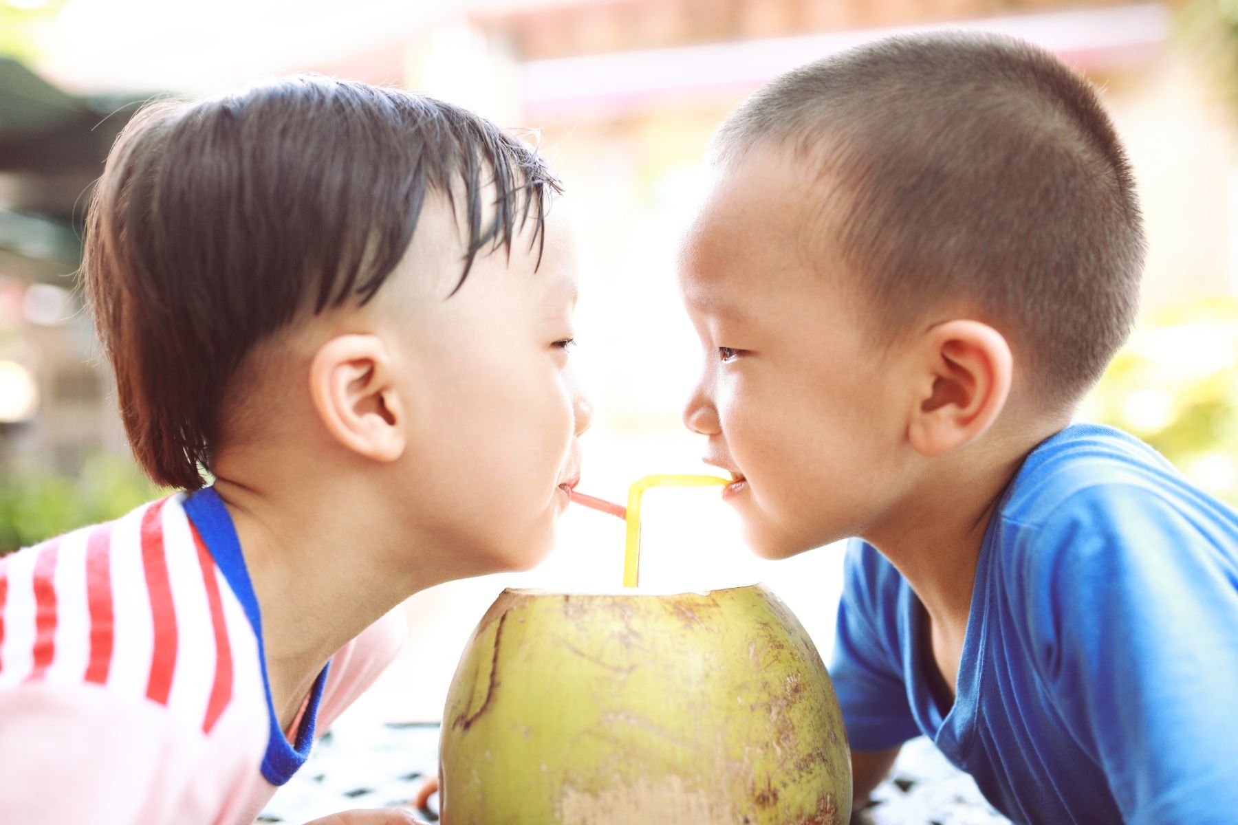 Nước dừa không nên uống quá nhiều vì có thể gây tiêu chảy, đau bụng hoặc tăng huyết áp (Nguồn: Canva)