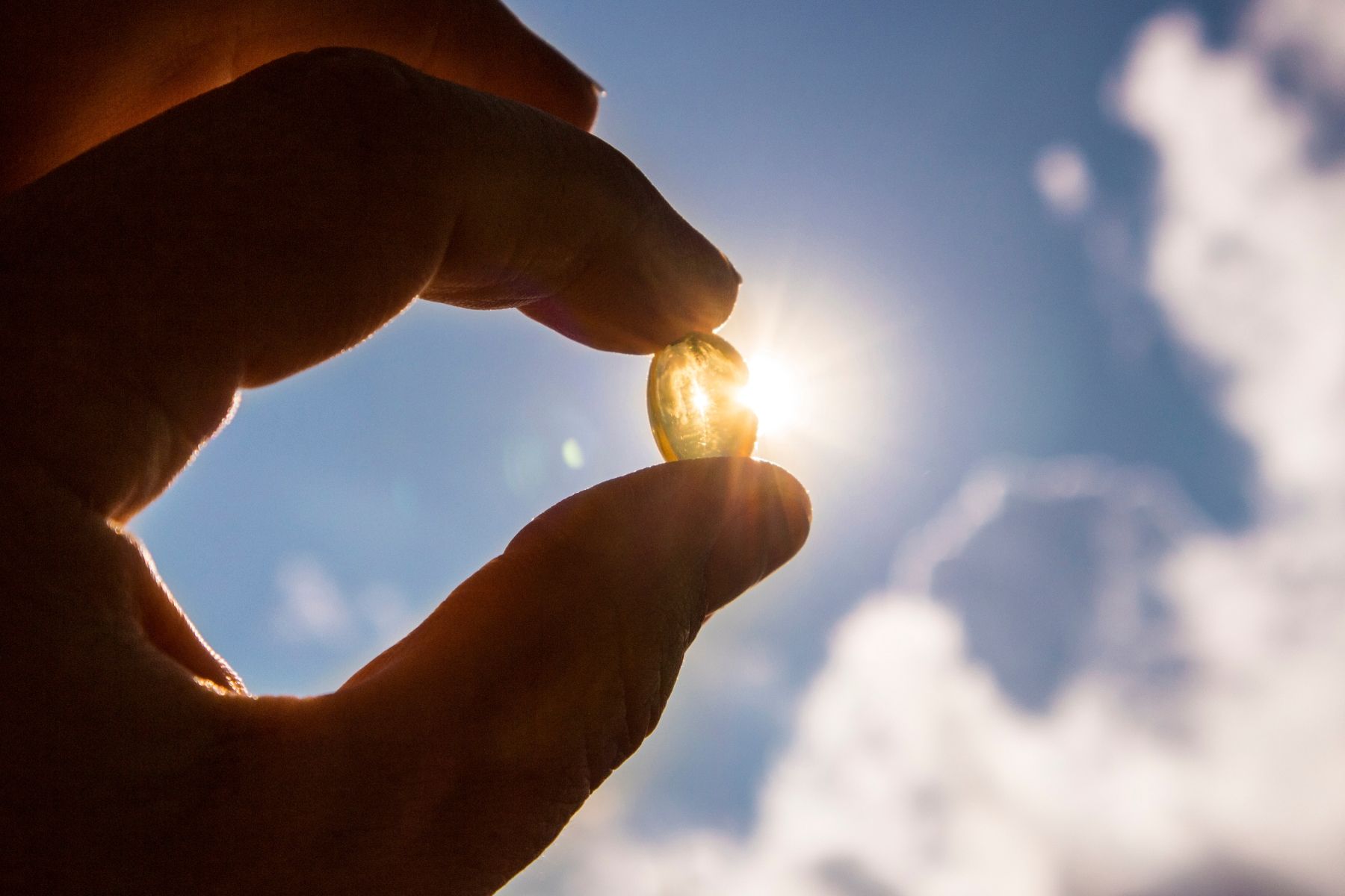 Vitamin D có nhiều cấu trúc, tuy nhiên có 2 cấu trúc sinh lý chính là vitamin D2 và vitamin D3 (Nguồn: Canva)