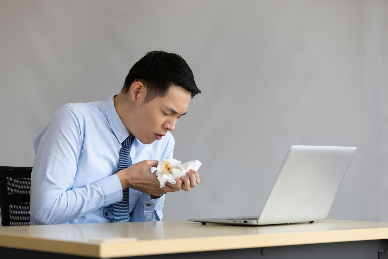 Viêm phế quản mãn tính gây nhiều đờm trong mũi họng (Nguồn: Canva)