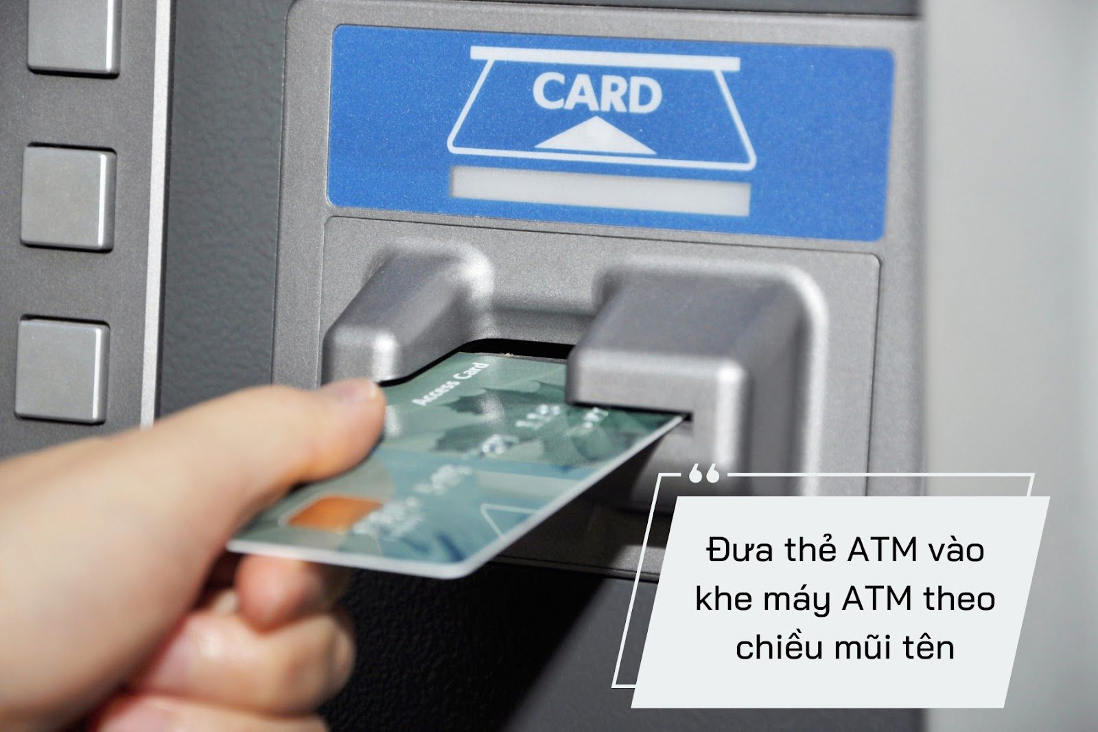 Đưa thẻ ATM vào khe máy theo chiều mũi tên - Nguồn ảnh: Canva